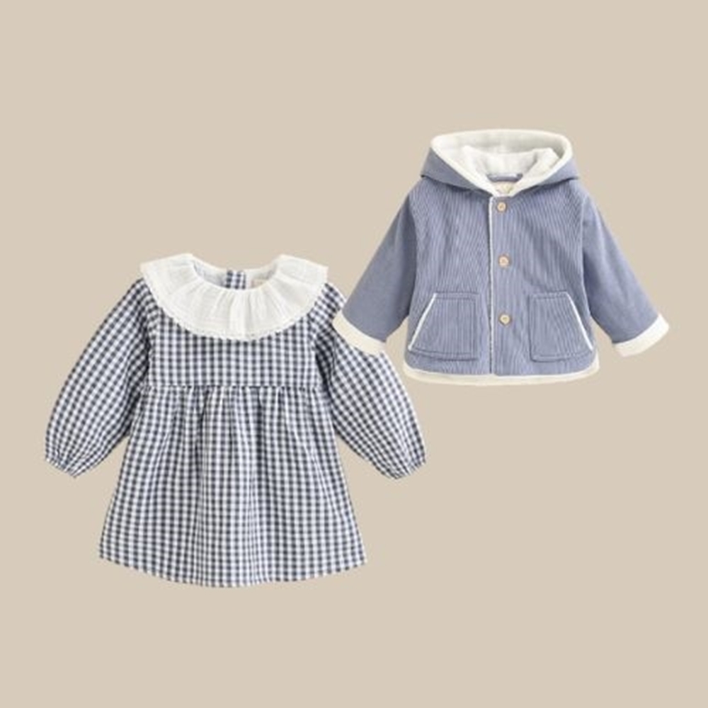 Imagen de Conjunto de bebé niña de vestido cuadro vichy azul marino y blanco con cuello volante y abrigo de micropana azul con borreguito y leotardo azul marino