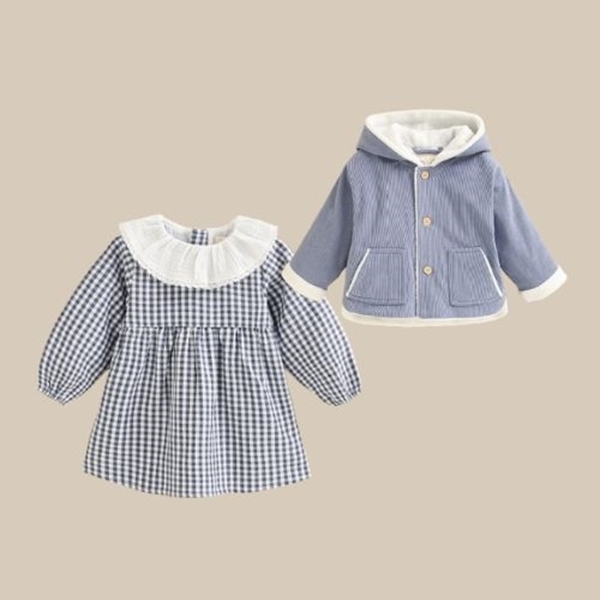 Imagen de Conjunto de bebé niña de vestido cuadro vichy azul marino y blanco con cuello volante y abrigo de micropana azul con borreguito y leotardo azul marino