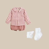 Imagen de Conjunto de bebé niño de camisa en cuadros vichy rosa y blanco y pololo liso con calcetines blancos de pompones