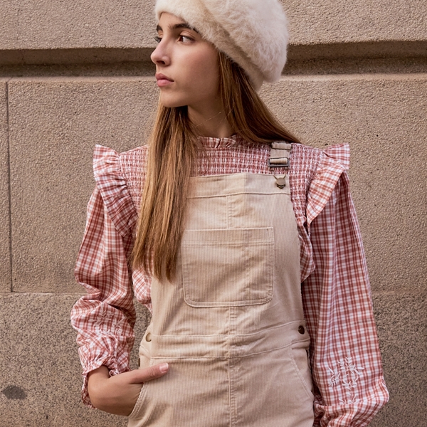 Imagen de Conjunto de teen de peto de micropana beige con blusa cuadros color caldera y blanco