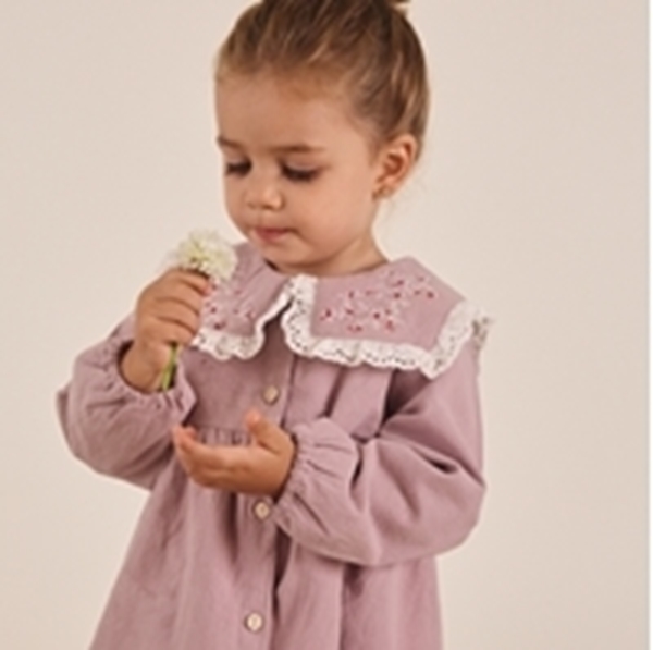 Imagen de Conjunto de bebé niña de vestido rosa con cuello bordado y chaqueta de punto beige