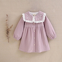 Imagen de Conjunto de bebé niña de vestido rosa con cuello bordado y chaqueta de punto beige