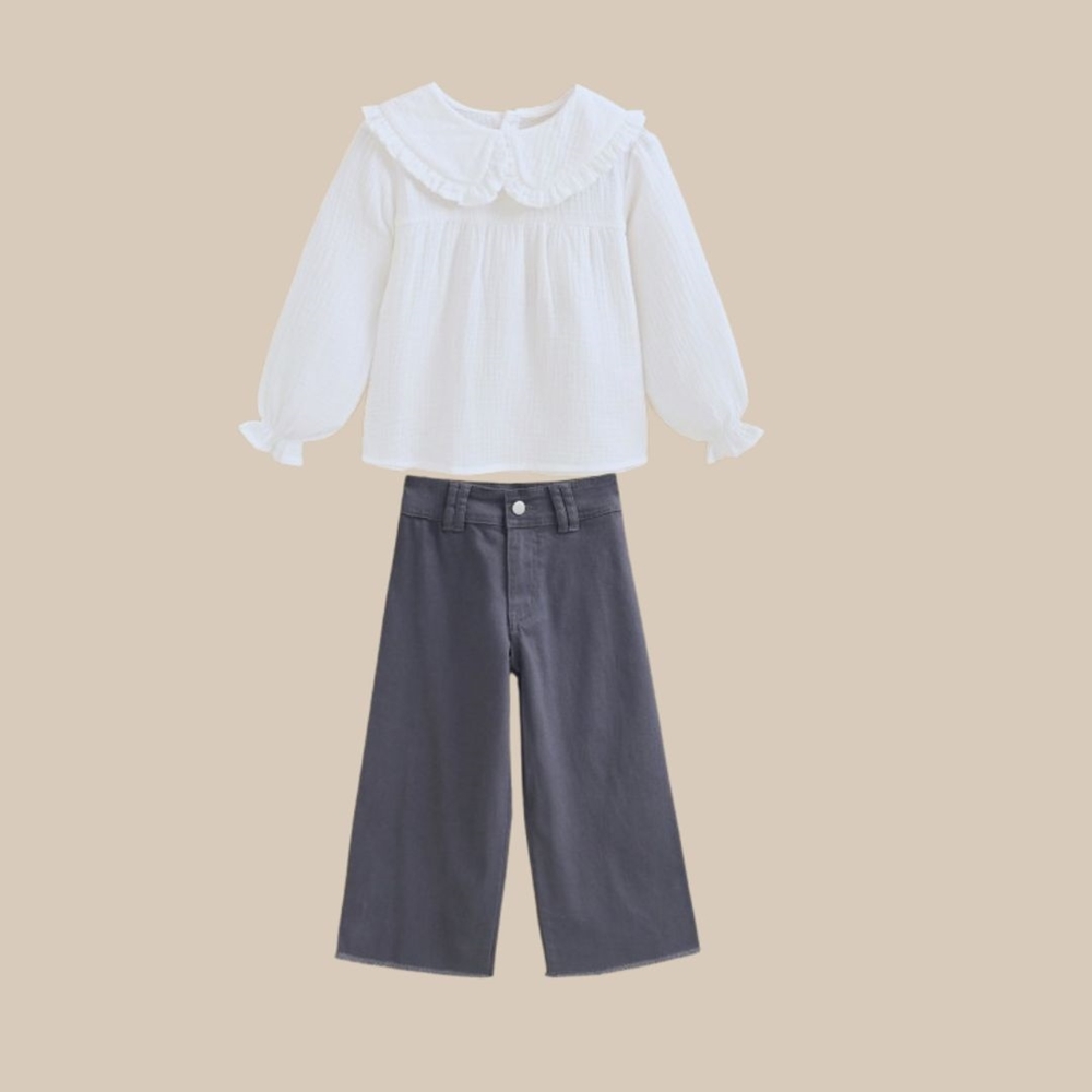 Imagen de Conjunto de niña de blusa blanca cuello bobo y pantalón culotte en gris oscuro