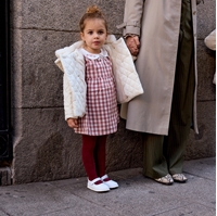 Imagen de Vestido de bebé niña en cuadros vichy en rosa y blanco con cuello Peter Pan bordado