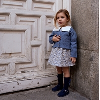 Imagen de Vestido de bebé niña con estampado de hojas azul y mostaza con cuello babero blanco