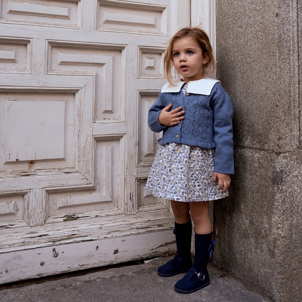 Imagen de Vestido de bebé niña con estampado de hojas azul y mostaza con cuello babero blanco