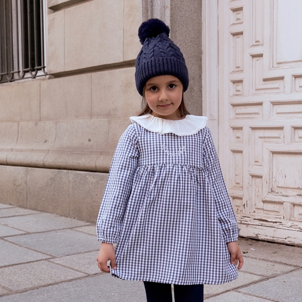 Imagen de Vestido de niña en cuadros vichy azul y blanco con cuello volante en blanco