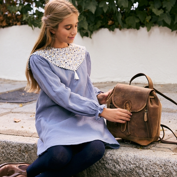 Imagen de Vestido de niña en bambula azul empolvado con cuello estampado de hojas