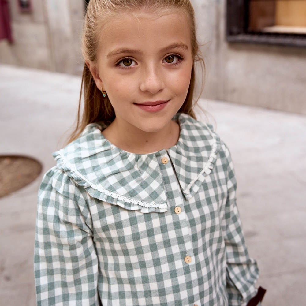 Imagen de Blusa manga larga de franela para niña en cuadros vichy verde agua y blanco con cuello Peter Pan