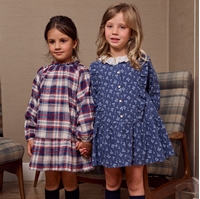 Imagen de Vestido de niña azul marino con estampado de flores y cuello volante en blanco