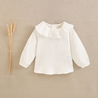 Imagen de Conjunto de bebé niña de blusa manga larga blanca con cuello volante, pantalón vaquero elástico y chaqueta de punto beige