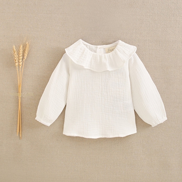 Imagen de Conjunto de bebé niña de blusa manga larga blanca con cuello volante, pantalón vaquero elástico y chaqueta de punto beige