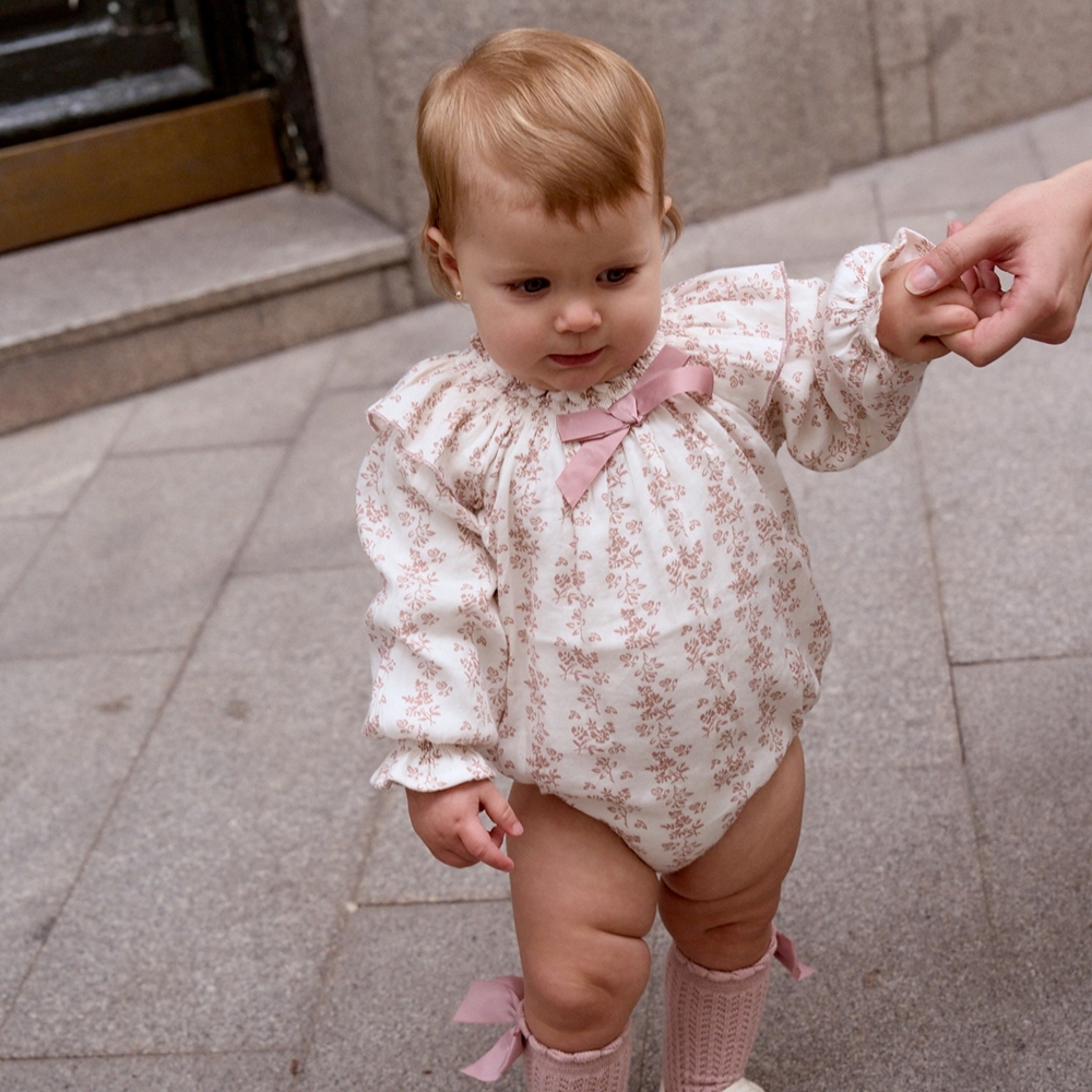 Imagen de Ranita de bebé niña con estampado de flores rosas y detalle de lazo