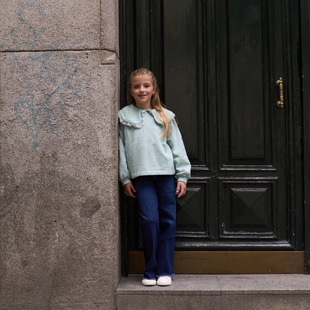 Imagen de Conjunto de niña de sudadera verde agua con cuello bobo y pantalón culotte vaquero