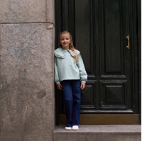 Imagen de Conjunto de niña de sudadera verde agua con cuello bobo y pantalón culotte vaquero