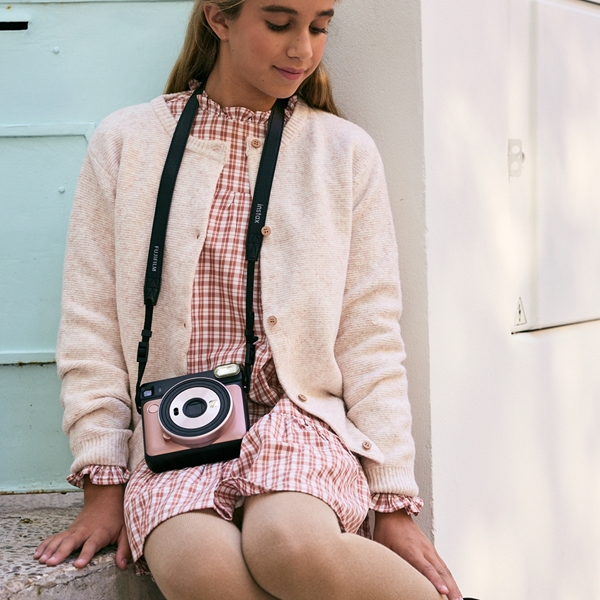 Imagen de Chaqueta de punto para niña en color beige con botones de madera