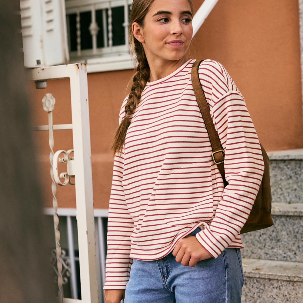 Imagen de Sudadera de niña de rayas rojas y blancas con bolsillos