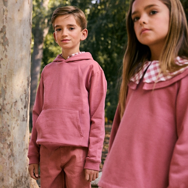 Imagen de Sudadera de niño con capucha en rosa maquillaje con bolsillo canguro