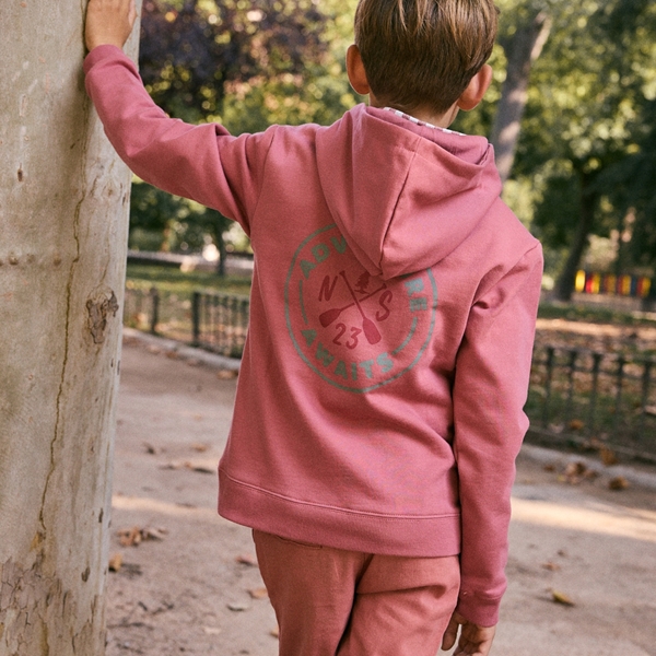 Imagen de Sudadera de niño con capucha en rosa maquillaje con bolsillo canguro