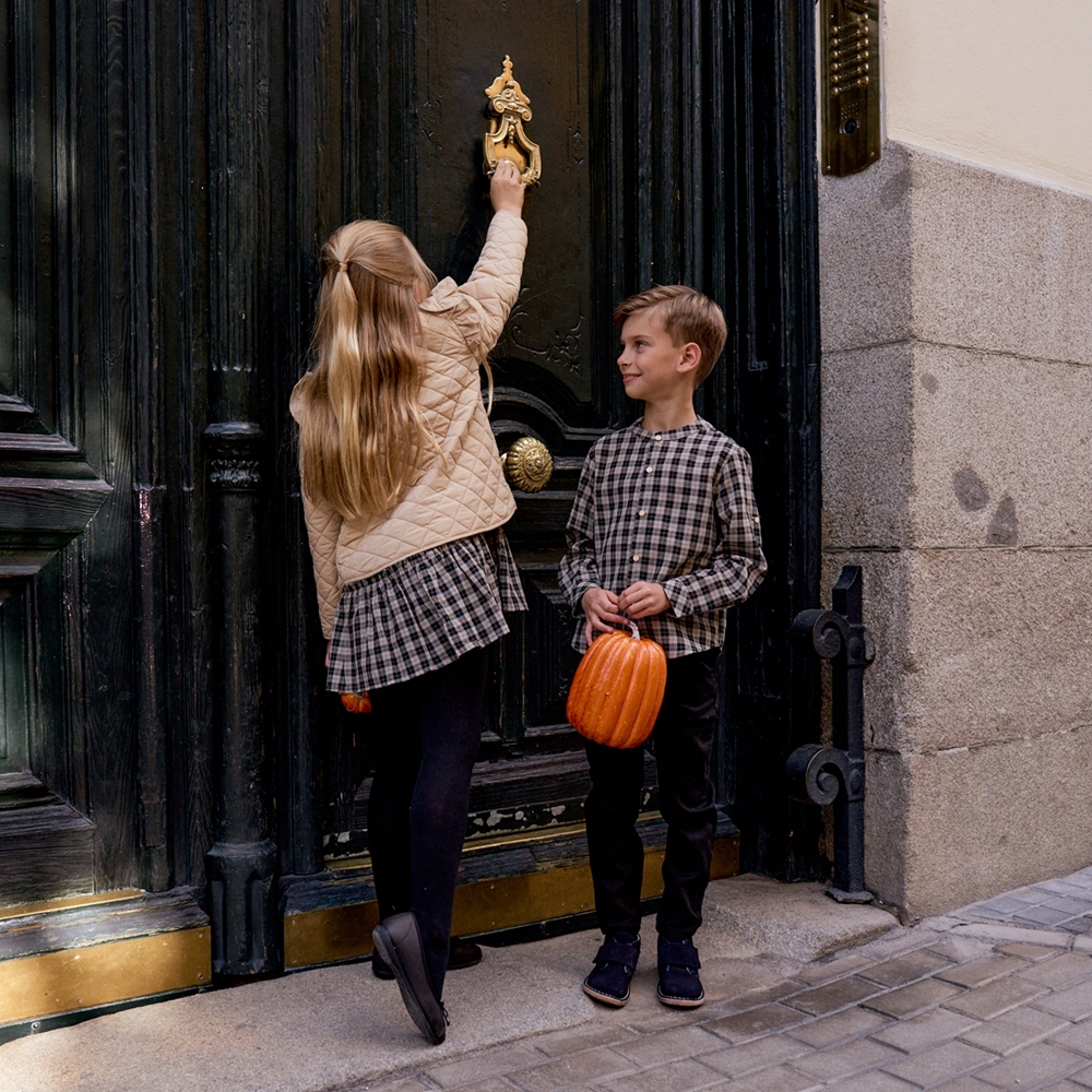 Imagen de Conjunto de niño de camisa de cuadros beige tostado y negro y pantalón chino negro 