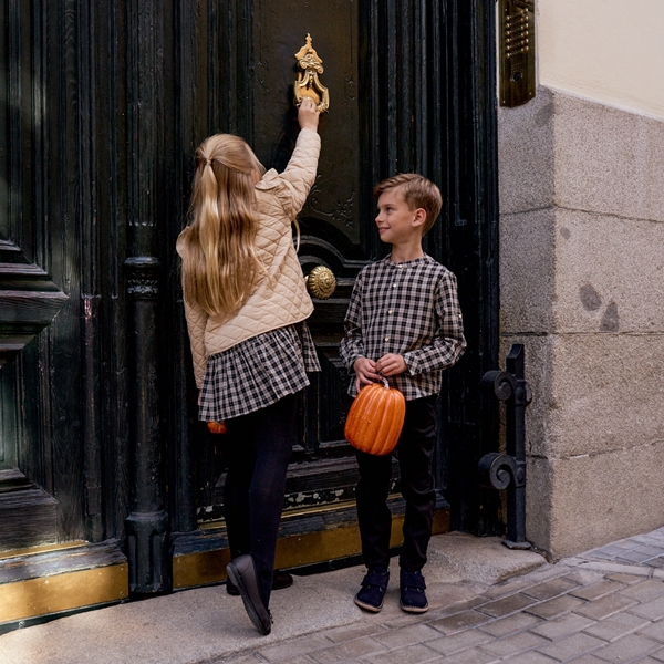 Imagen de Conjunto de niño de camisa de cuadros beige tostado y negro y pantalón chino negro 