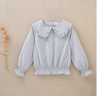 Imagen de Blusa de niña con cuello peter pan con rayas azules y blancas