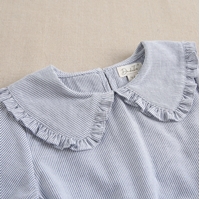 Imagen de Blusa de niña con cuello peter pan con rayas azules y blancas